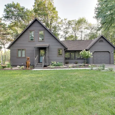 Breezy Point Cabin: Deck w/ Golf Course Views!
