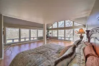 Grand Tulsa Getaway with Private Pond, Dock and Deck - بيت ضيافة
