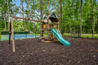 Luxe Lakefront Retreat with Hot Tub and Kayaks - Stunning Oasis