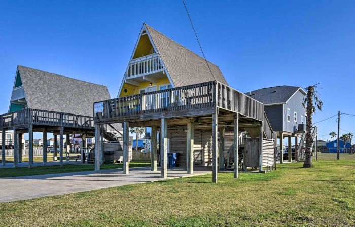 A-Frame Home w/ Deck - 2 Blocks to Surfside Beach!