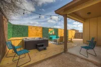 Luxury Modern Home with Hot Tub Deck & Firepit! 재펜 가든 오브 피스 주변 호텔