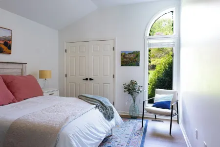 Family Retreat on South Cove of Lake Keowee; Private Dock; ~ 10 Mi from Clemson