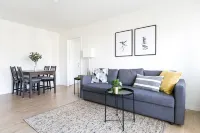 Modern Flat w Netflix Balcony top Location