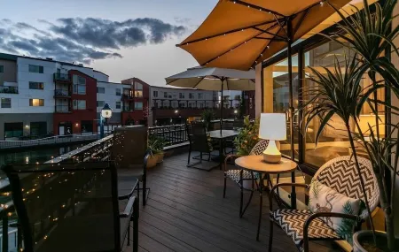 Gorgeous Lake Front Home, Central Location Отели в г. Чуалатин