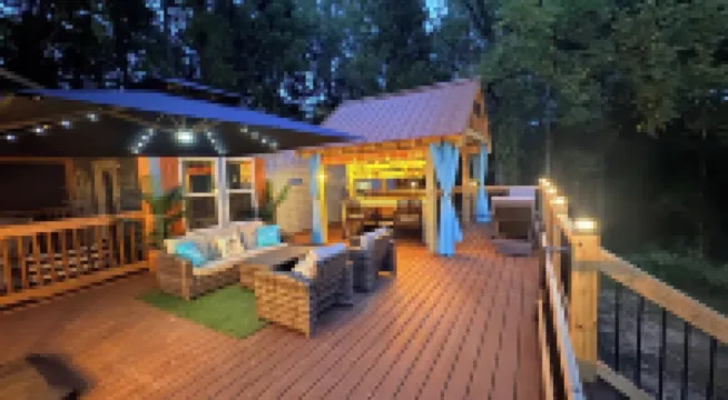 New cottage with Hot Tub, Tiki Bar, Sauna, and Plunge Tub. Million Dollar Views