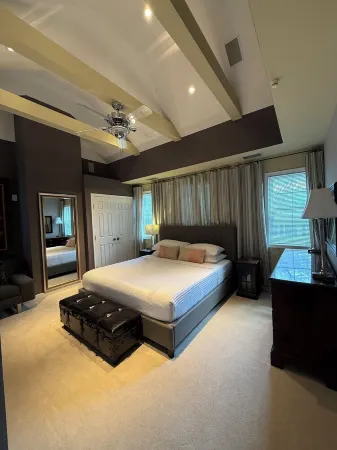 Charming 3 Beds 2 Bath, EV Charging, Off-Street Parking, 99 Walk Score, King Bed Отели в г. Александрия