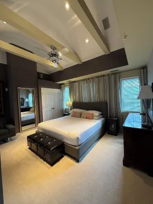 Charming 3 Beds 2 Bath, EV Charging, Off-Street Parking, 99 Walk Score, King Bed