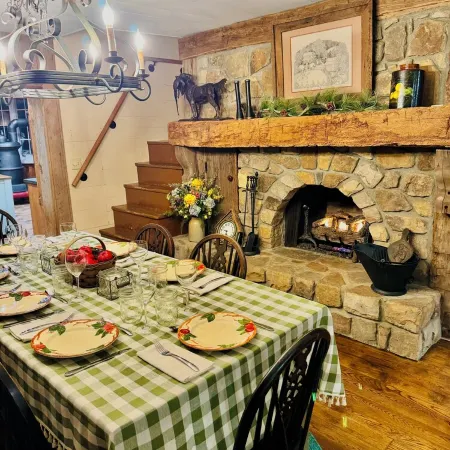 No Fee Luxurious 1885 Farmhouse: Horses, Goats, & Fresh Eggs