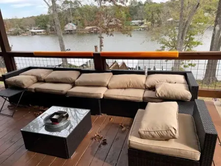 Cute and Cozy Lakehouse