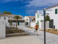 Stylish Beachside Apartment - Homestays