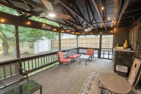 Cozy Cottage, 3 mins from EVV, fenced yard Отели в г. Вандерберг