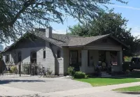 1927 Restored Downtown Phx Historic Bungalow Close to Medical & Sports.