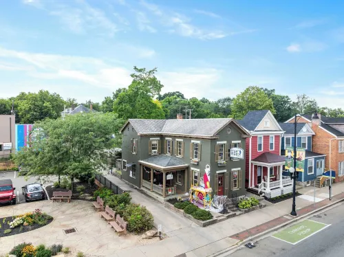 The Family Nook Home for 8 Hotels in Hamilton