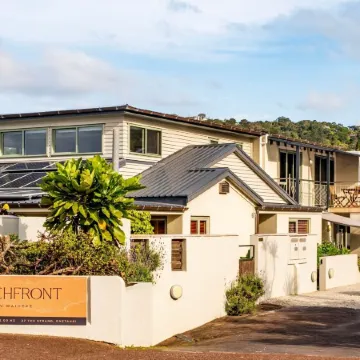 Beachfront on Waiheke Отели рядом с достопримечательностью «Автобус Explorer Island Waiheke»