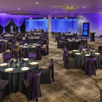 DoubleTree by Hilton Colorado Springs Отели рядом с достопримечательностью «Парк Монумент Вэлли»