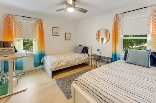 Peaceful Oceanside Oasis, walk to beach, yard, heart of EI, bikes, beach gear Hotels in Emerald Isle