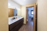 3 Bed Apartment Sleeps 6 - Free Parking & Balcony - 2-Star