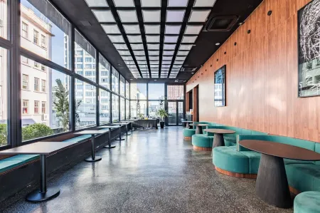 Xtay Cais Rooftop - Estúdios Completos Com Wifi e Academia, No Centro Histórico de Porto Alegre Отели рядом с достопримечательностью «Public Library»