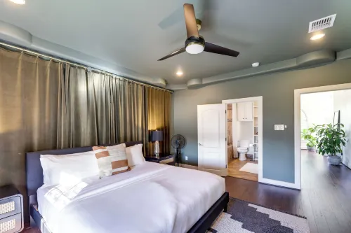 5 Mi to Dtwn Austin: Vibrant Home w/ Patio