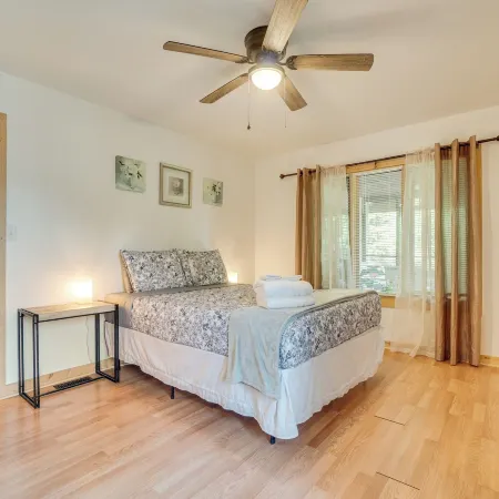 Spacious Rustic Helen Abode ~ 1/2 Mi from Tubing!
