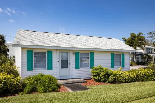 Romantic Cottage in Eau Gallie District, POOL,Pickleball/basketball courts