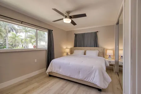 Paradise 4 Min to Beach with Heated Pool and Spa Отели рядом с достопримечательностью «Парк Дирфилд Айленд»