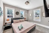 Riverfront Dock and Hot Tub - Stunning Modern Retreat Hotel di Oconto