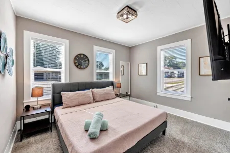 Riverfront Dock and Hot Tub - Stunning Modern Retreat Отели в г. Оконто