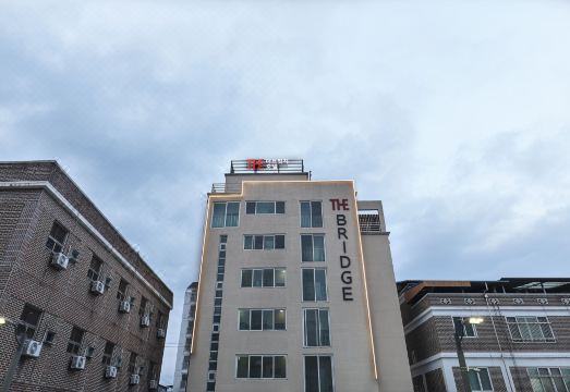 호텔스카이의 깔끔한 로비 인테리어