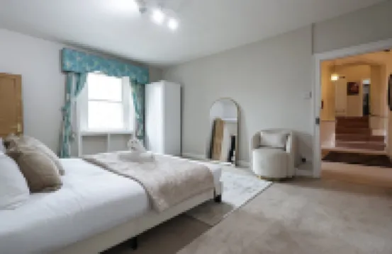 Spacious 3BR Flat in Cowbridge Centre Hotels in 