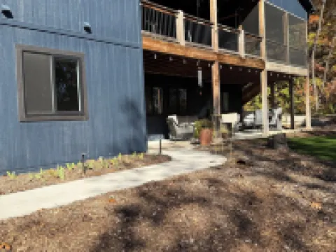 One Bedroom Relaxing Woodland Getaway with Putting Green and Walking Trails