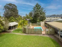 Seafront Getaway Studio, Great Location with Pool - Beach