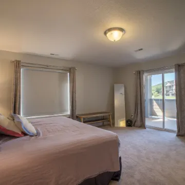 Family Vacation~Crater Hot Spring, Tubing & Ice Skating~Kanton 3 Bedroom Apts by RedAwning