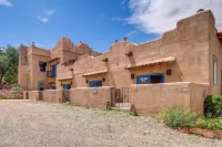 Los Cerrillos Hillside Hacienda on 65 Acres! - Biệt thự