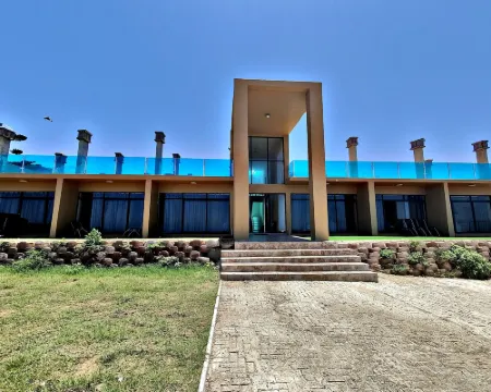 Waves Ocean Front King Shaka Airport Hotels in La Mercy