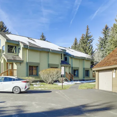 2 Mi to Eagle Lodge! Multi-level Haven w/ Hot Tub