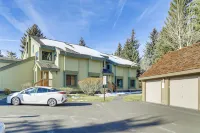 2 Mi to Eagle Lodge! Multi-level Haven w/ Hot Tub - 3 stjerner