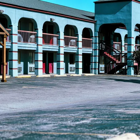 Americas Best Value Inn Frost Bank Center Отели рядом с достопримечательностью «AT&T Центр»