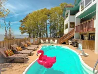 Waterfront, Stunning Views + Pool + Kayaks! Pet Friendly! فنادق في كورولا