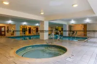 Comfort Inn & Suites Near Burke Mountain - Hot Tub