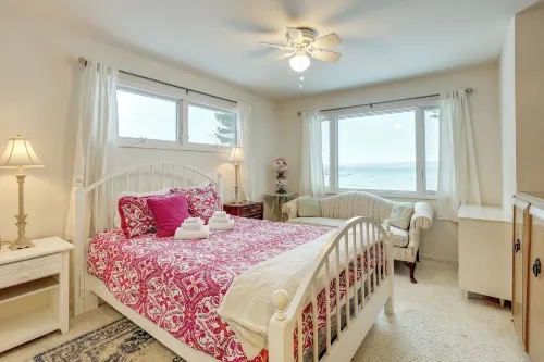 ~ 4,000 Sq Ft Cabin on Glen Lake: Deck & Views! - 4 ดาว
