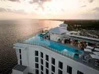 Sunseeker Resort Florida Gulf Coast, Curio Collection Hilton - Romantic