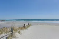 North Wildwood Condo w/ Pool, Walk to Boardwalk! - parking