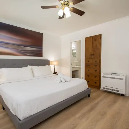 Lakeview 1BR Condo w Deck Walk to Village