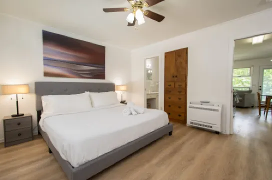 Lakeview 1BR Condo w Deck Walk to Village