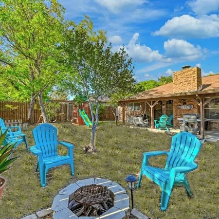 Kerrville Hidden Gem with Firepit and Grill - Great Location