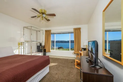 Waldport Bayfront Hotel & Restaurant