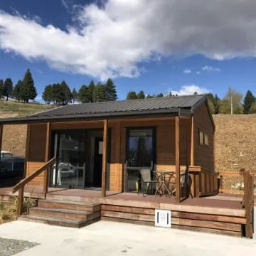 Lakes Edge Lodge Hotels near Chameleon Stargazing Booking Office