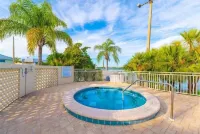 Mangrove View 2BR - Pool Hot Tub Gym Access - Hot Tub