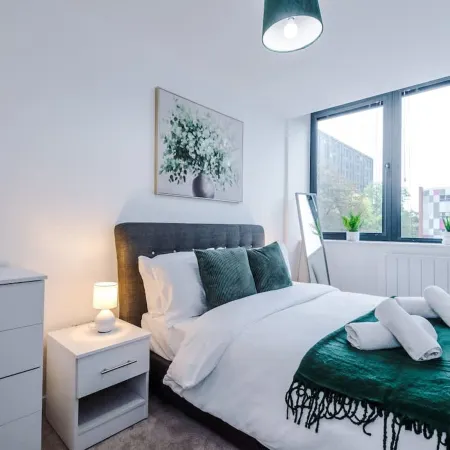 NEW Stylish Apartment Amazing Location Sleeps 4
